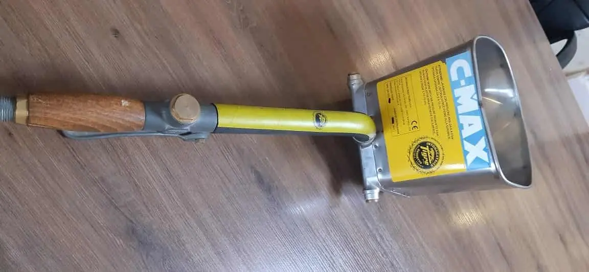 Ceiling / wall hand sprayer